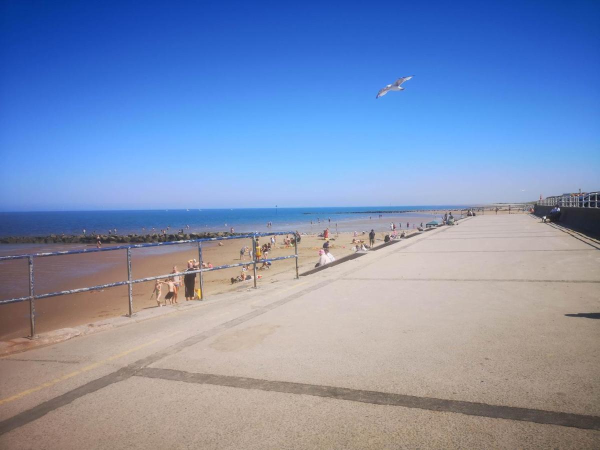 Vale View: Stylish Dog-Friendly Apartment Near Beach Prestatyn Exterior photo